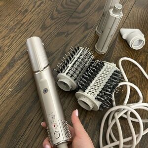 Shark hair styler!!!!! With all attachments!!! Mint condition!!!